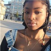 Profesora de inglés que da clase a niños y niñas de todas las edades